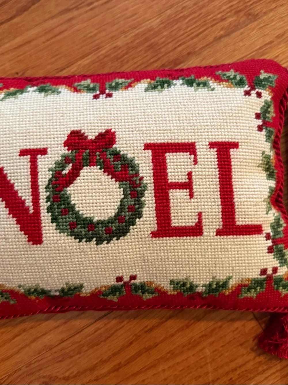 NOEL COLONIAL WILLIAMSBURG Christmas holiday needlepoint cross-stitch Pillow